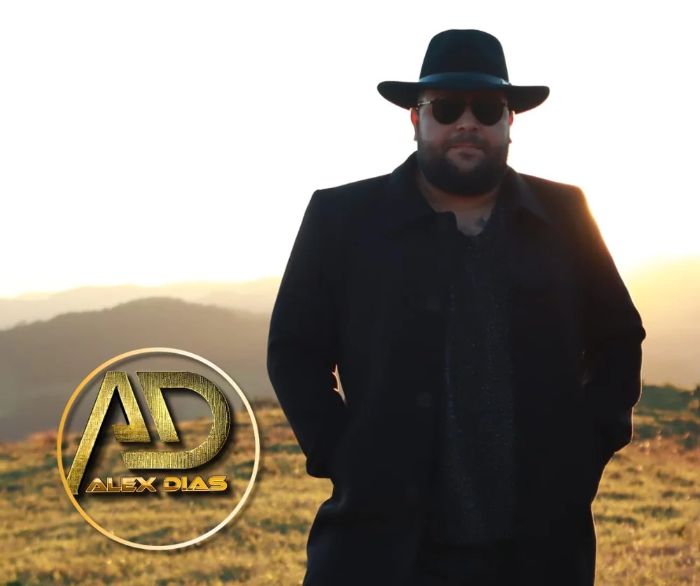 Alex Dias de chapéu ao pôr do sol