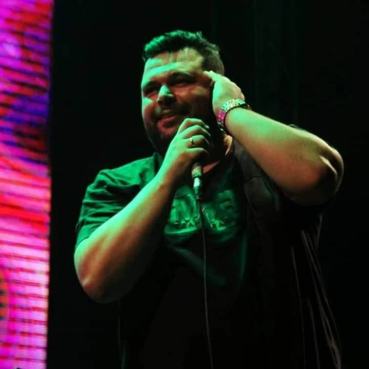Alex Dias cantando no palco